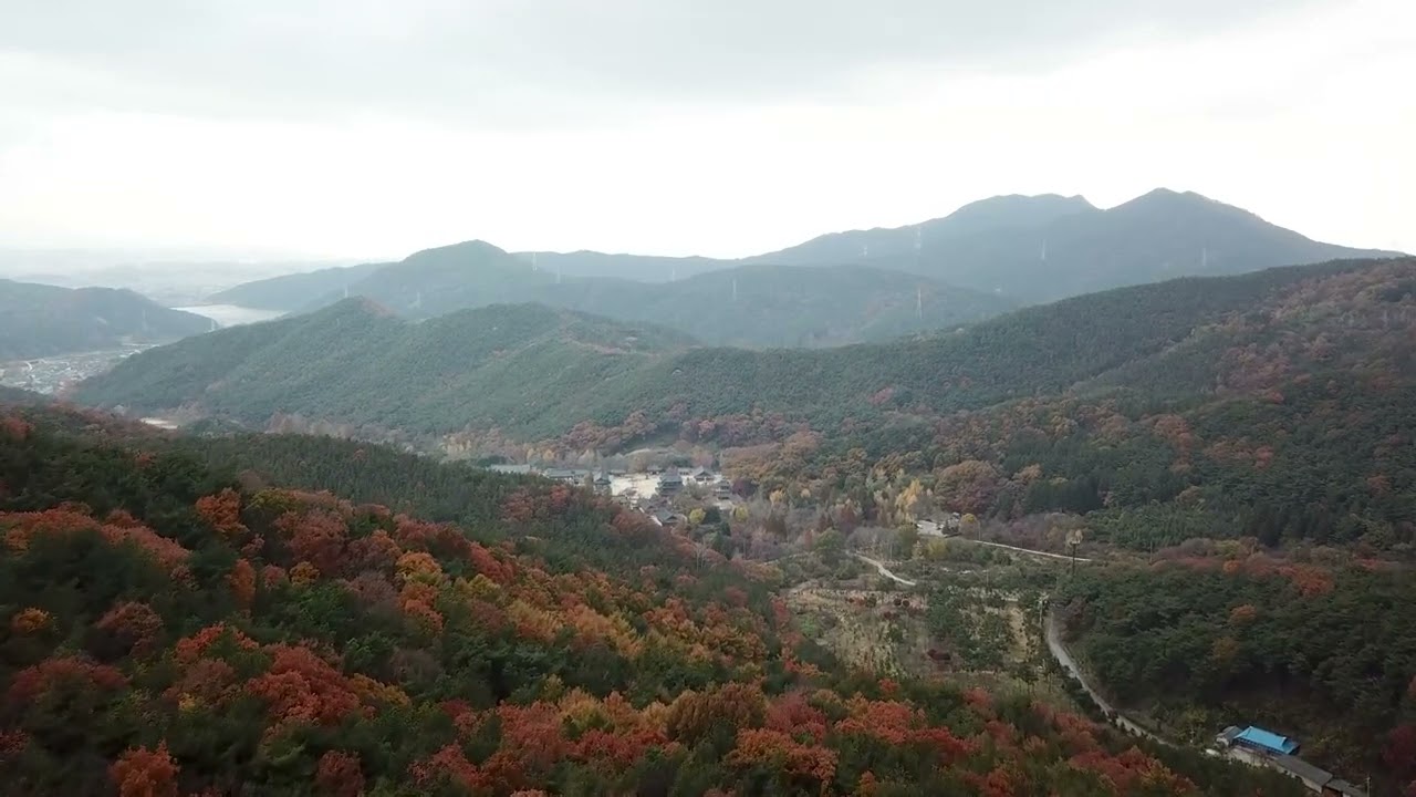 산위의 정상에서 바라보는 내장산의 드론영상 풍경. 아름다운 산 내장산