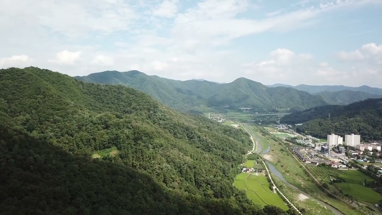 하늘에서 바라본 아름다운 전북의 산을 배경으로 삶의 터전을 잡다