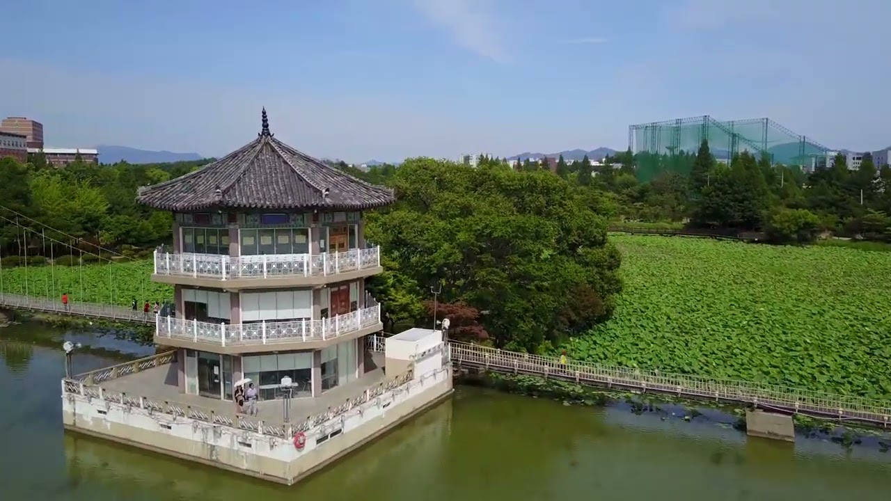 덕진공원 흔들다리을 거닐면 나오는 옛 정자