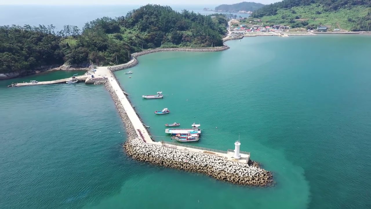 서해 어느 섬마을 선착장을 본다