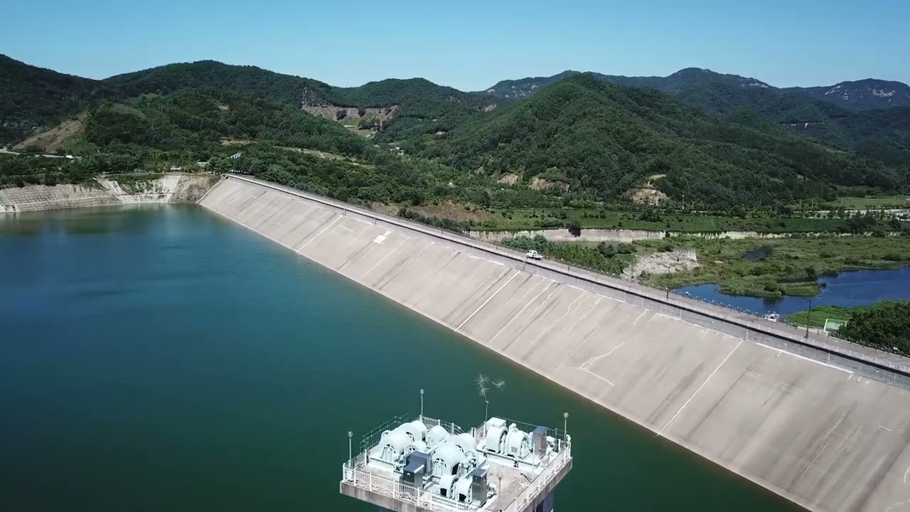 용담호 저수지를 드론으로 보다. 지금은 수몰된 옛마을이지만 그때는 한적한 마을의 추억이 깃들었을 그곳