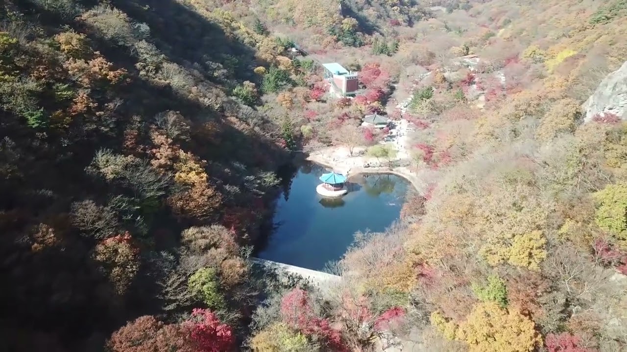 정읍 내장산 단풍의 오색찬란한 색의 향연을 만끽하자. 내장산 랜드마크인 우화정의 연못 드론풍경