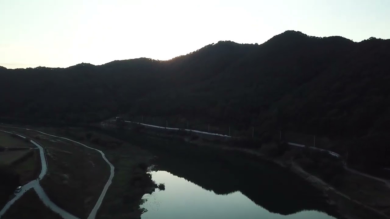 해넘이 노을을 향해 달리는 드론영상 하늘길 영상