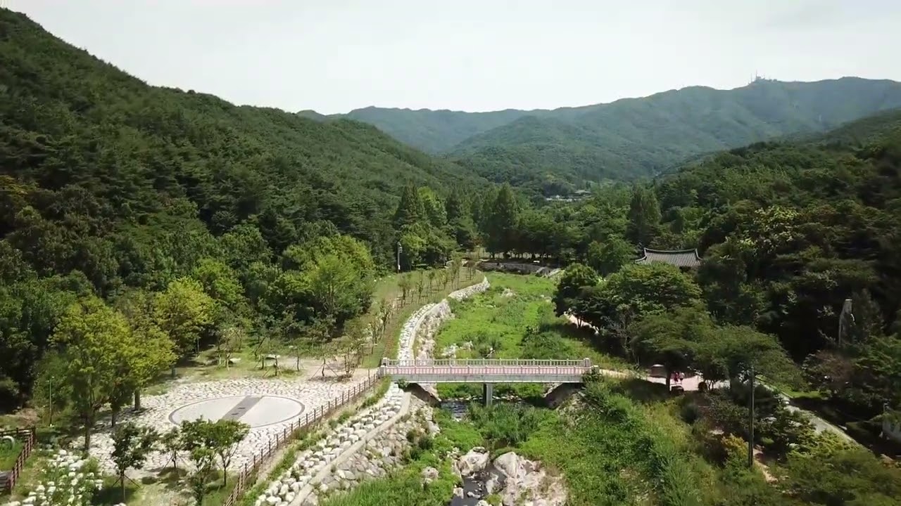 산속 계곡물 위로 날려보는 드론