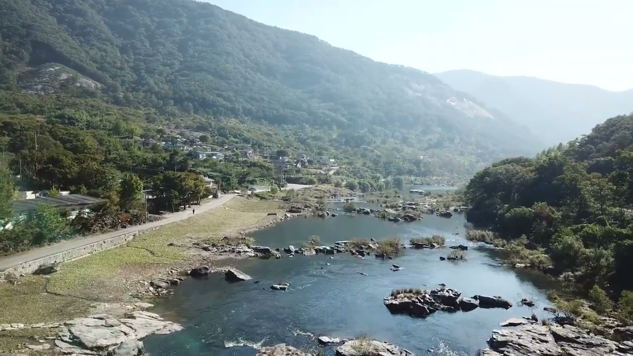 계곡길 따라 나오는 하천의 드론영상