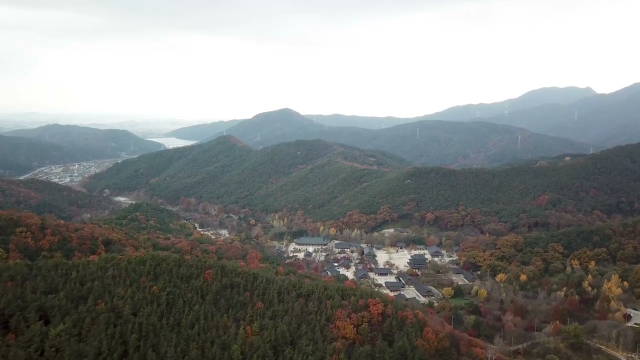 산위의 정상에서 바라보는 내장산의 드론영상 풍경. 아름다운 산 내장산