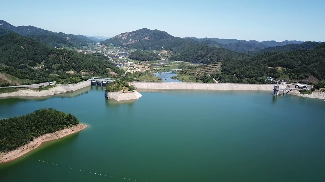 용담호 저수지를 드론으로 보다. 지금은 수몰된 옛마을이지만 그때는 한적한 마을의 추억이 깃들었을 그곳