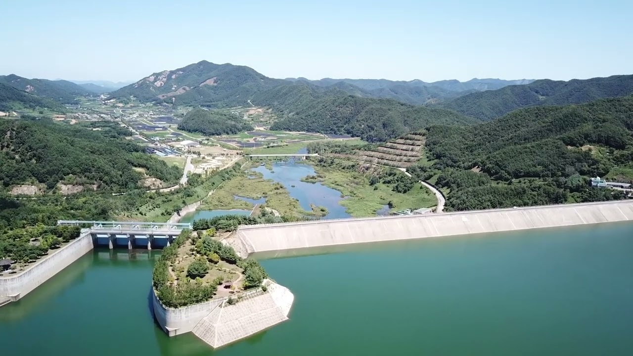 용담호 저수지를 드론으로 보다. 지금은 수몰된 옛마을이지만 그때는 한적한 마을의 추억이 깃들었을 그곳