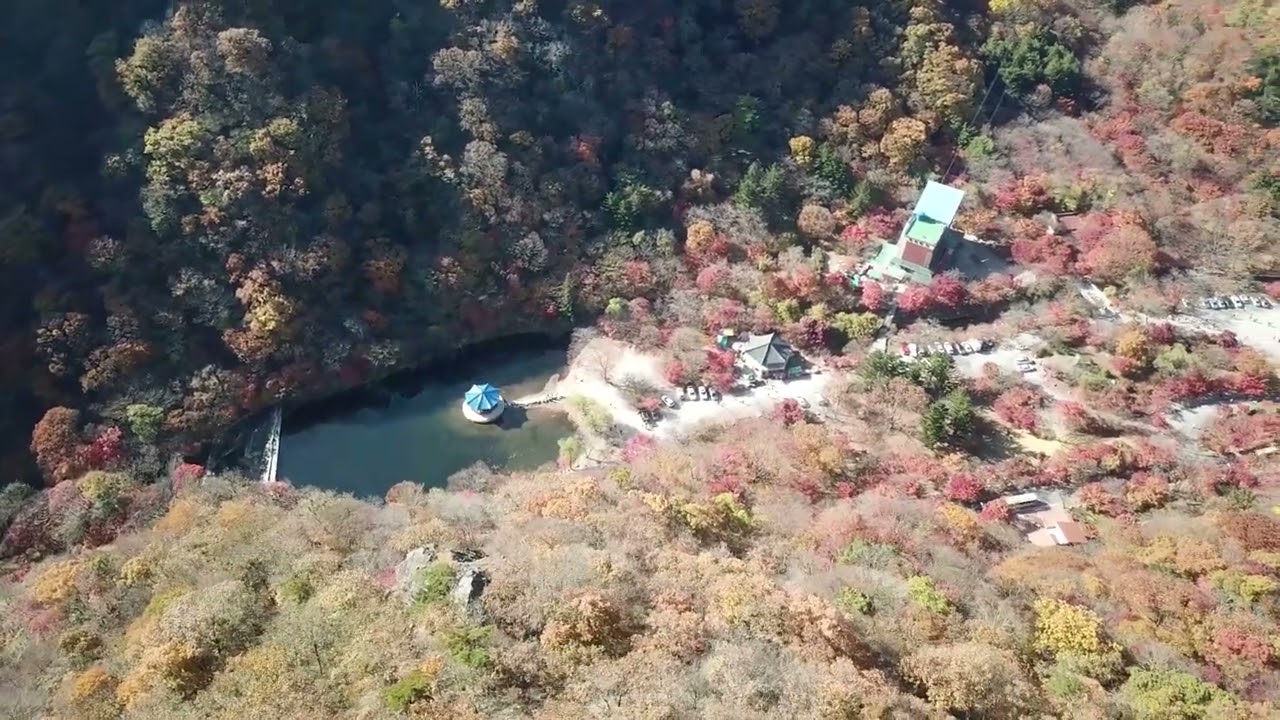 정읍 내장산 단풍의 오색찬란한 색의 향연을 만끽하자. 내장산 랜드마크인 우화정의 연못 드론풍경