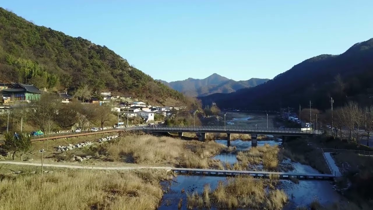 하천에서 바라보는 아름다운 시골풍경
