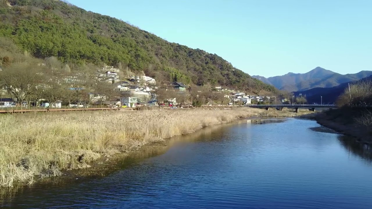 하천에서 바라본 시골마을 풍경
